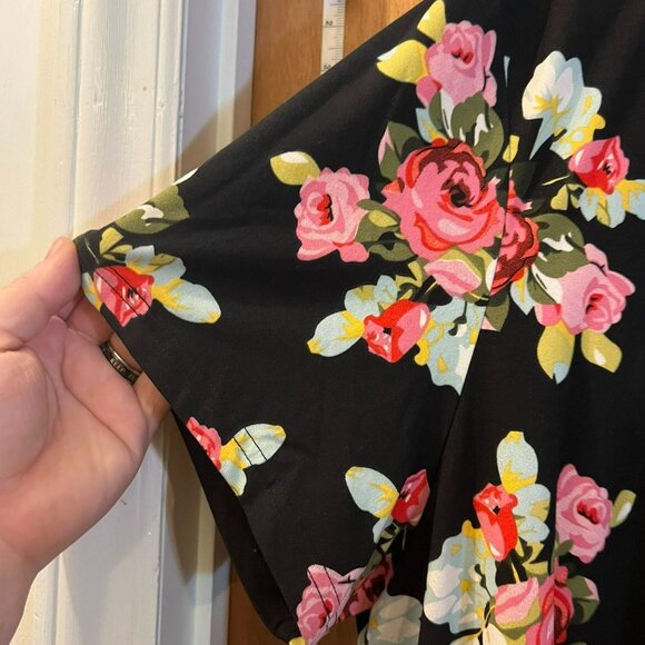 Size 4X - U.Vomade - Black and Red Floral Short Sleeve Knit Pullover - Picture 4 of 7